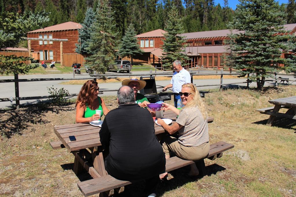 The Lodge At Lolo Hot Springs Εξωτερικό φωτογραφία